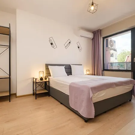 By The River Free Parking Апартамент *