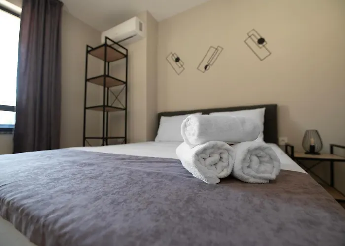 Апартамент By The River 1 *